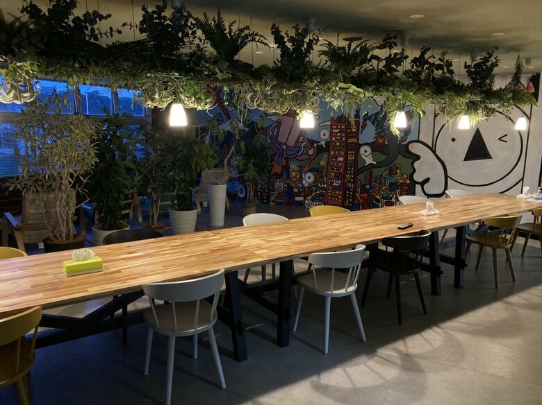 「ボタンちゃんカフェ＆バー」夜の様子