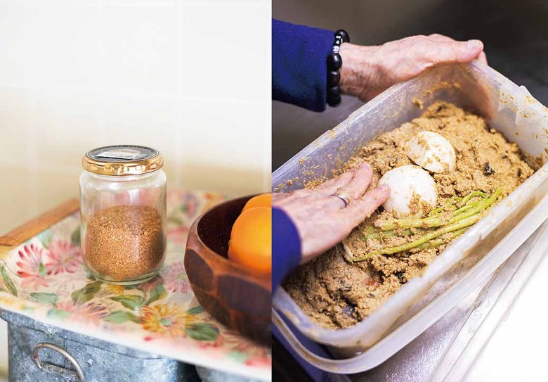 右：20年以上使い続けているぬか床に、毎朝、その日に食べる分の野菜を漬ける。左：米ぬかをいった「いりぬか」は瓶に入れて保存。「いりぬかは香ばしくて玄米のような風味です」