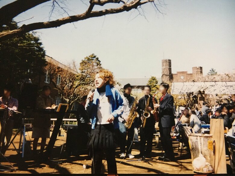 音楽サークルでボーカルを務め、楽しくてたまらなかった大学時代の平松さん