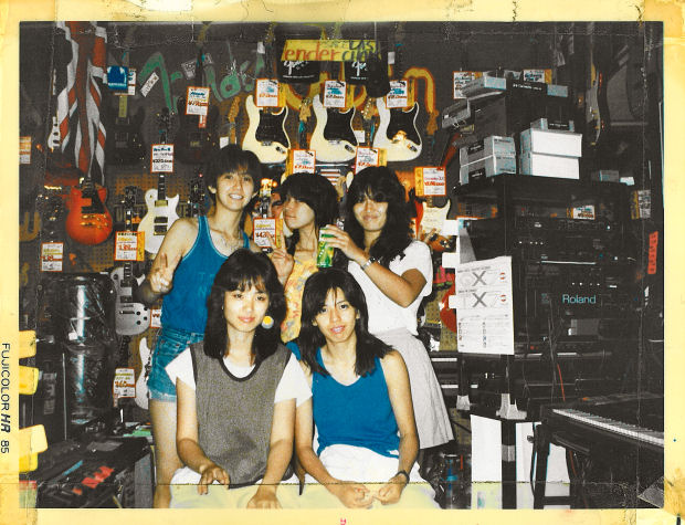 デビュー前の初々しいSHOW-YAのメンバー。寺田さんは前列右