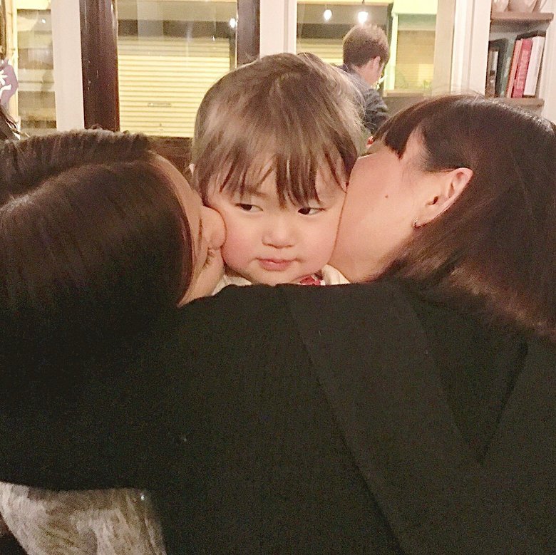 周囲のたくさんの大人に愛されて育っている「なまこちゃん」