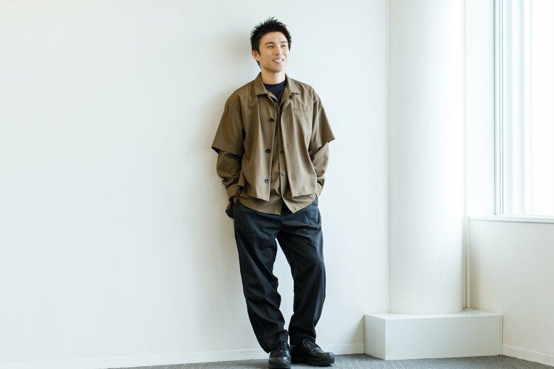 衣装のシルエットが映える自然な立ち姿の中尾さん