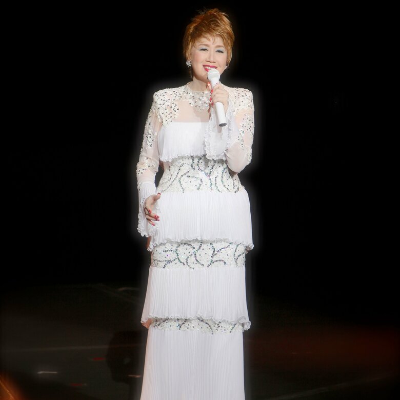 コンサートで熱唱する瀬川さん