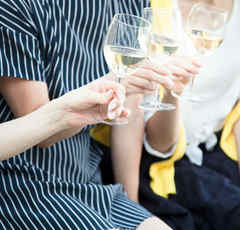 会社飲みに比べ「ママ会スルー」しづらい親の事情と本音