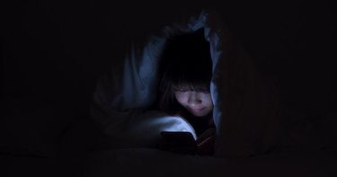 「真っ暗な部屋でベッドでスマホ」は最悪な理由…光と睡眠障害の深い関係