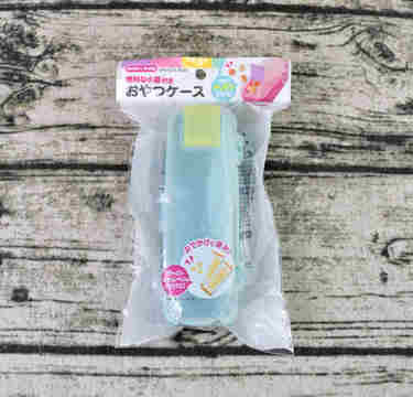 セリア「おやつケース」コンパクトで持ち運びがラクラク！小窓がとにかく便利な件