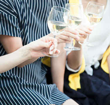 会社飲みに比べ「ママ会スルー」しづらい親の事情と本音