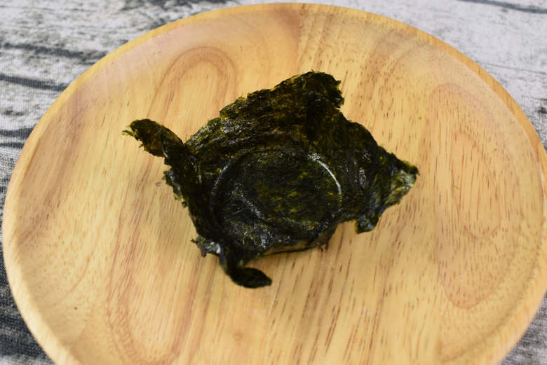 ダイソーのおすすめ商品「たべれるのりカップキット」の使用中画像2