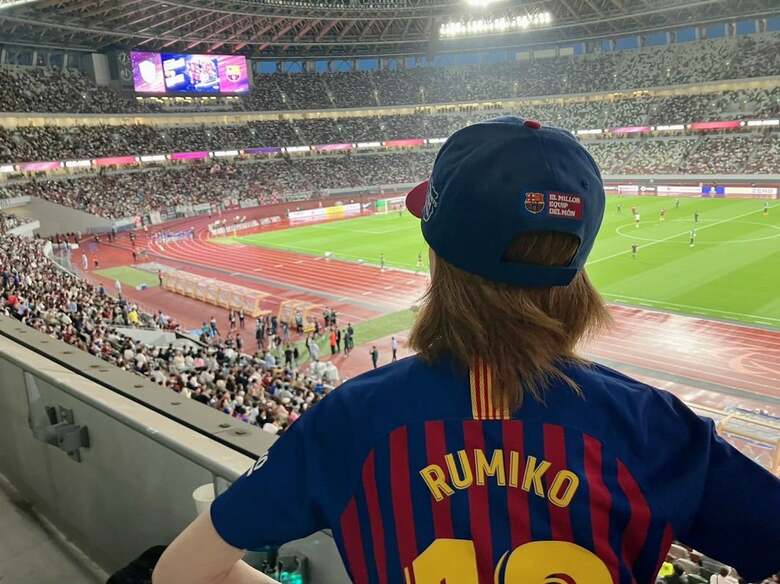 バルサのユニフォームの背中に「RUMIKO」の文字！試合を観戦するルミ子さん