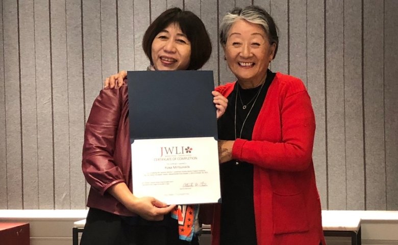 JWLI研修の終え充実した笑顔の光畑さん（左）