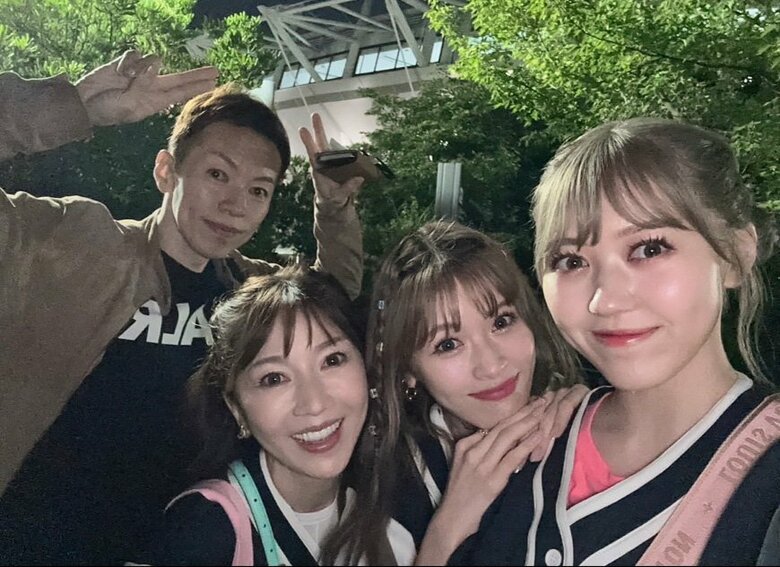 一緒に出かけることも多いという家族4人ショット（左から父、母の十和子さん、憂樹さん、妹）