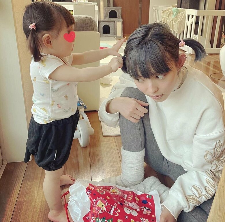 最上さんの髪を結わえるこもちゃん。親子揃って可愛らしいツインテール姿に！（写真提供／本人）