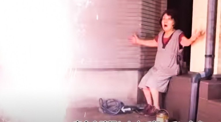 自宅で花火を楽しむおばあちゃん（YouTubeより）