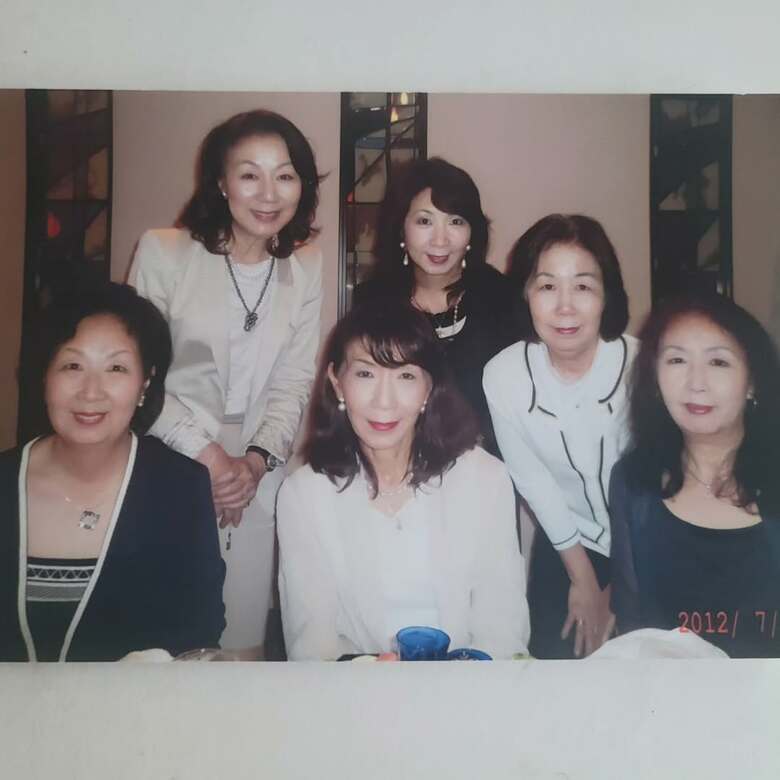  裏方として36年支えてくれた衣装デザイナーの妹、幸子さん（前列真ん中）の誕生日を姉妹全員でお祝い