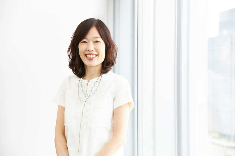 株式会社リクルート人事統括室ダイバーシティ推進部部長の塚本尚子さん。1997年リクルートに入社。『とらばーゆ』や『じゃらんnet』の編集、カスタマー対応の部署を経て、2018年よりダイバーシティ推進の部署へ。リクルートが大切にする「個の尊重」という価値観を基本としながら、グループ全体のD&I推進に取り組んでいる。プライベートでは保育園に通う女の子のママ。