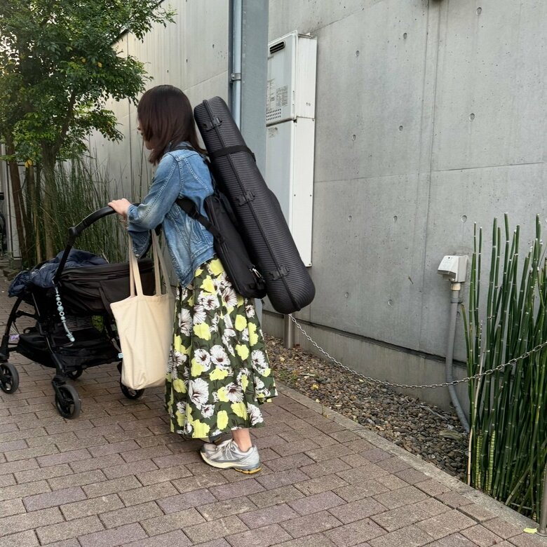 「筋トレの成果！」ベビーカーを押してサックスを背負うAKINAさん