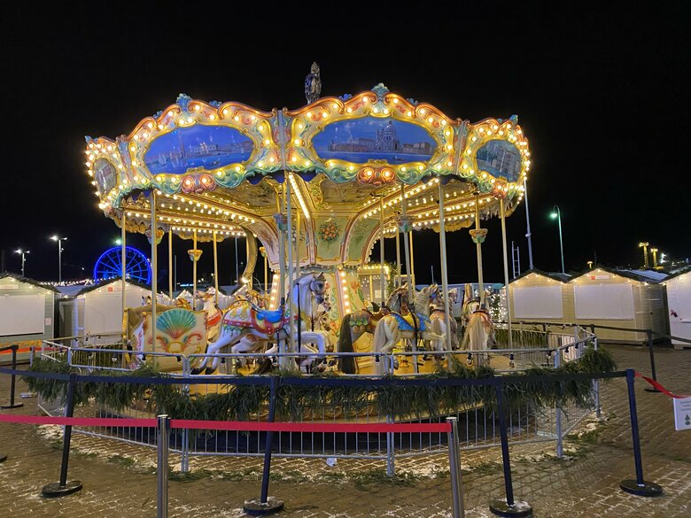 フィンランドのクリスマスマーケット。メリーゴーランドもあって遊園地のような雰囲気