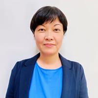 カルビー株式会社コーポレートコミュニケーション本部広報部広報課所属。大手新聞社記者を経て、2005年8月カルビー入社。社内報制作、イントラネット運営業務や統合報告書、会社案内制作を経て、社外広報等、多岐にわたるコーポレートコミュニケーションに携わる。小学生の男児2人（小１、小４）の子育てのため時短勤務をしていたが、「Calbee New Workstyle」でフルフレックスや原則テレワークが導入されたこともあり、20年7月からフルタイム勤務。