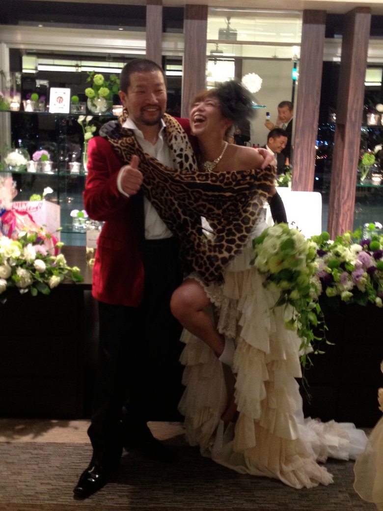 結婚式で弾ける笑顔を見せる西方さんと木村さん