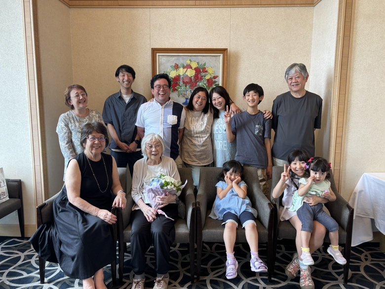 やっぱり親子、よく似ている足立さん（前列一番左）とお母さん（前列左から2番目）