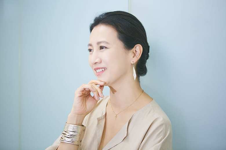 1974年広島県生まれ。90年にホリプロタレントスカウトキャラバンでグランプリを受賞。91年に日本テレビ系ドラマ『五月の風　ひとりひとりの二人』で女優デビュー。以来、NHK朝の連続テレビ小説ドラマ『ええにょぼ』では主役に抜擢され、一躍全国区で有名になる。デビュー以来、多くのドラマや映画で活躍している。