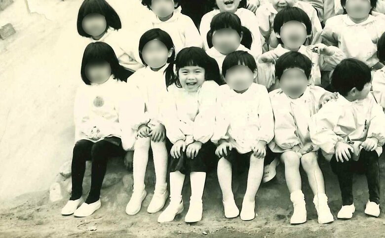 幼稚園の頃の水野さん（前段左から3番目）
