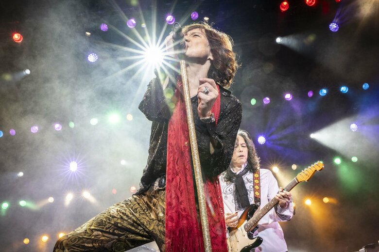 「RED WARRIROS FAN TOUR」で熱唱