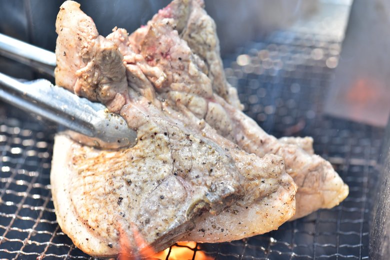 美味しく焼かれる宮治さんが育てた「みやじ豚」
