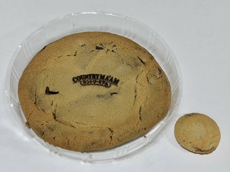 見たことあります？「直径15センチ」巨大カントリーマアムの圧倒的な姿！