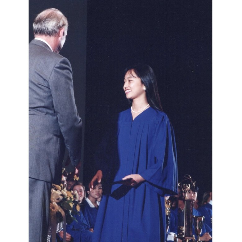 バンクーバーで高校時代を過ごした住吉さん。卒業式用ガウンがとてもお似合い（写真提供／本人）