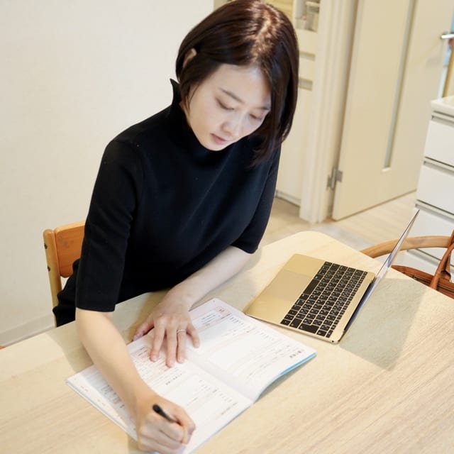 父親と母親から聞き取る形で記入していきます（記者撮影）