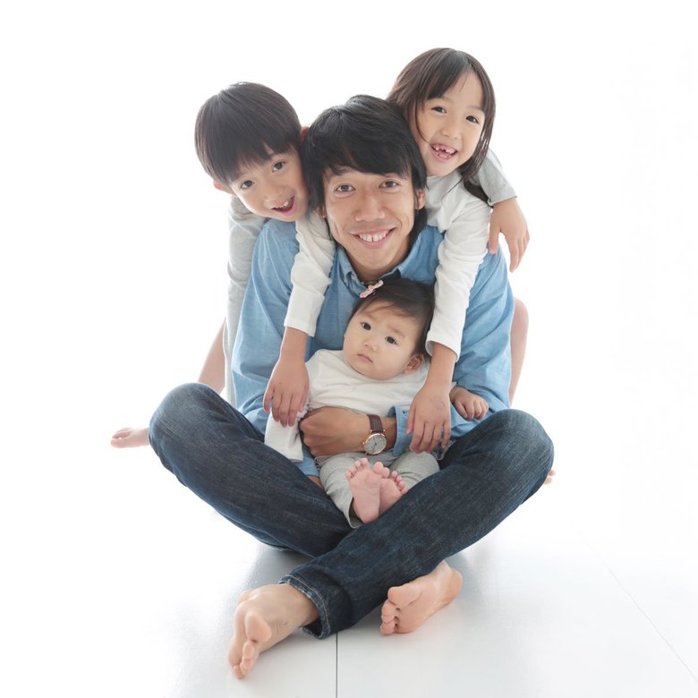 3人のお子さんを育てる中村さん夫婦