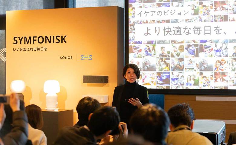 イベントでメディアを前にプレゼンする志村さん