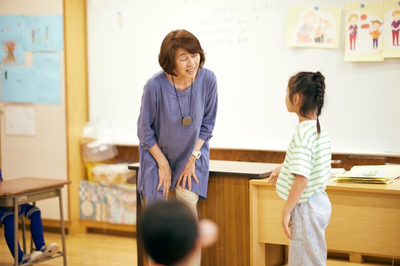 小学2年生の性教育の授業中、子どもたちとやりとりをする北山先生