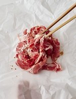 【牛肉とじゃがいもの塩おかか蒸し】
30㎝四方に切ったクッキングシートの上で、牛肉にAをまぶす。