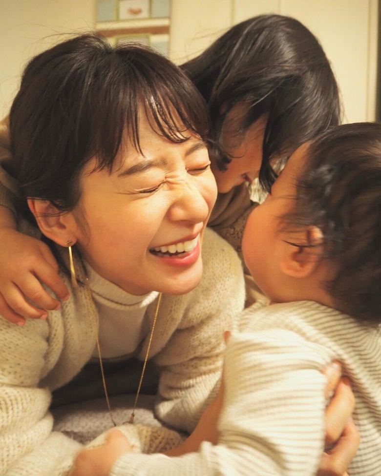 2人のお子さんとじゃれ合う吉田明世さんの至福の笑顔が印象的