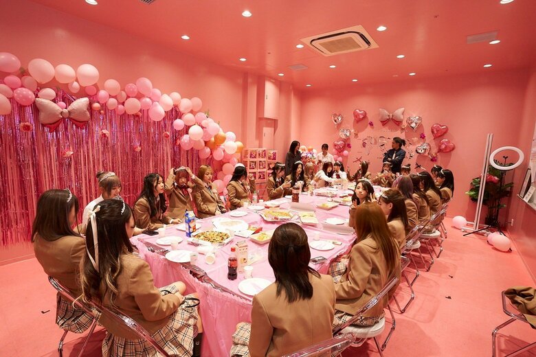 生徒たちが集まり教室でパーティー