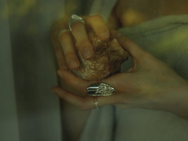 小川晴香さんが代表を務める「TOUROU」のアクセサリー