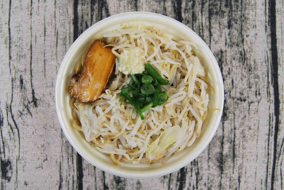 セブンイレブンのおすすめラーメン「中華蕎麦とみ田監修 豚ラーメン(豚骨醤油)」の実食画像