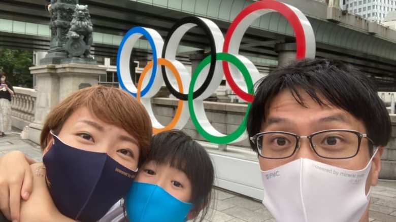 寺田明日香選手、長女の果緒ちゃんと写る佐藤峻一さん