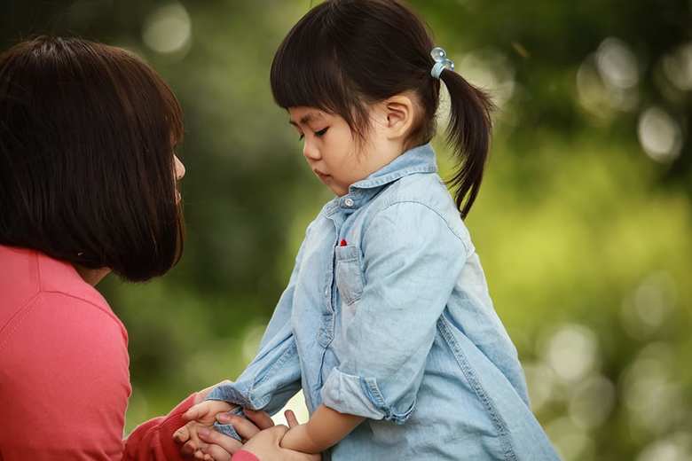 他人のママに怒られる子供