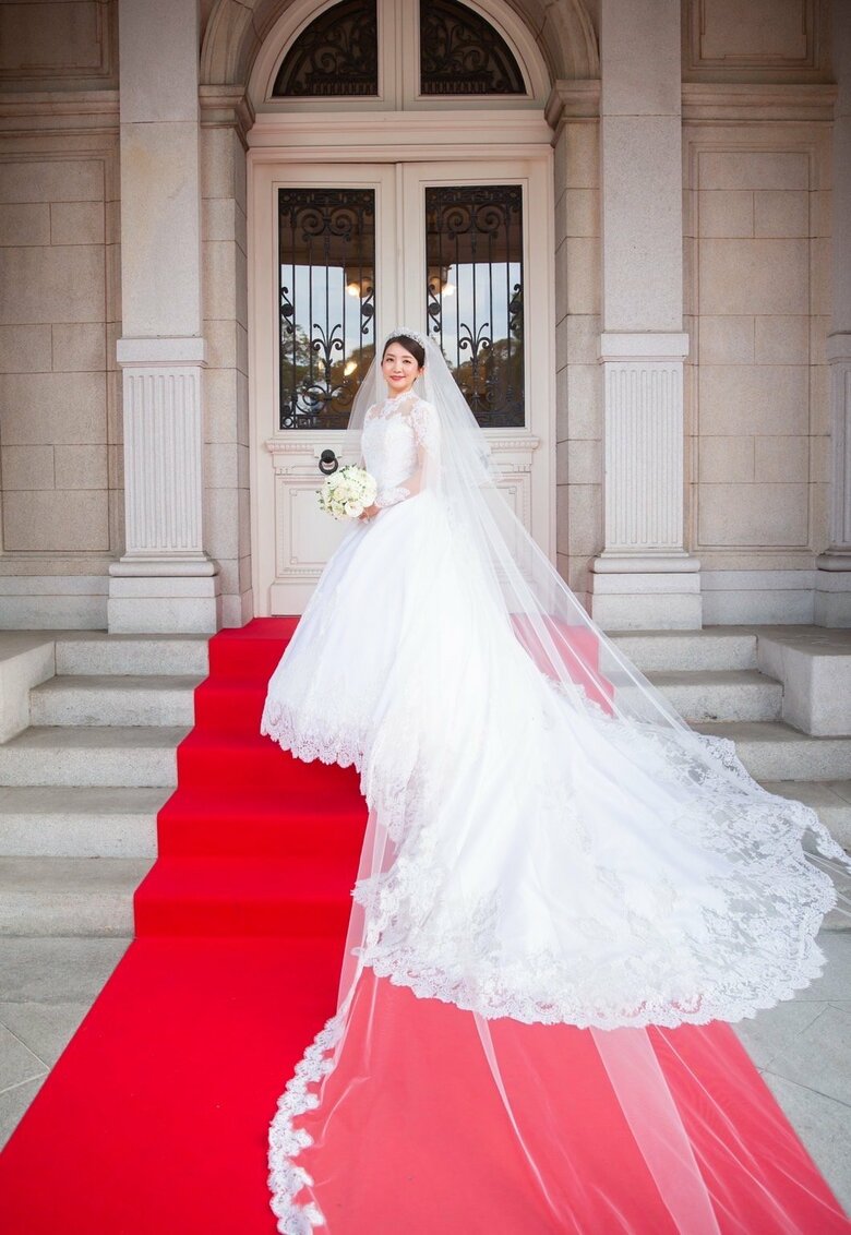 大人の美しさが光る、ウエディングドレス姿の影木さん（『50婚　影木、おひとり様やめるってよ』より）