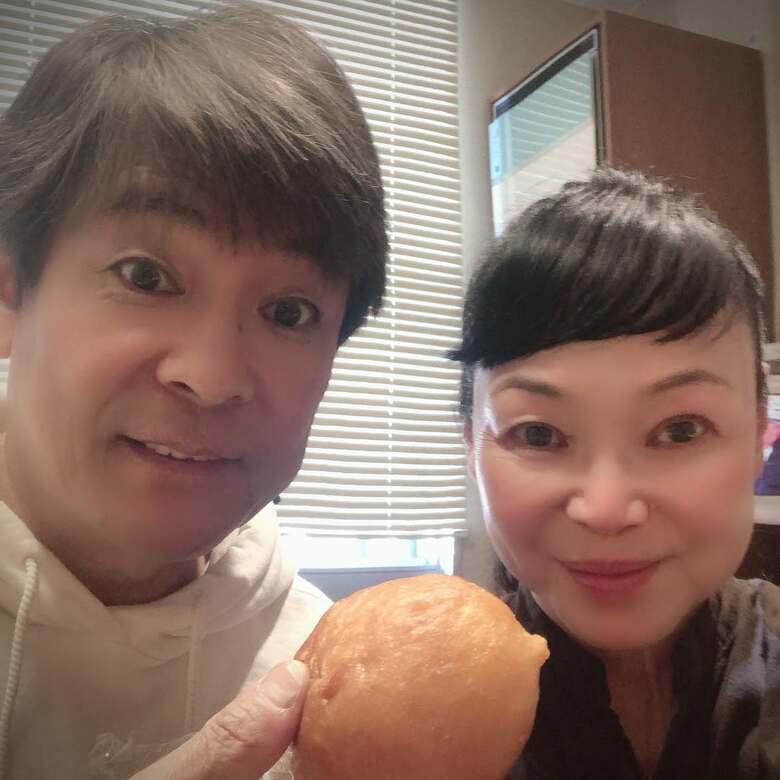 間質性肺炎で入院中の未知さんに夫の内場勝則さんがピロシキを差し入れ