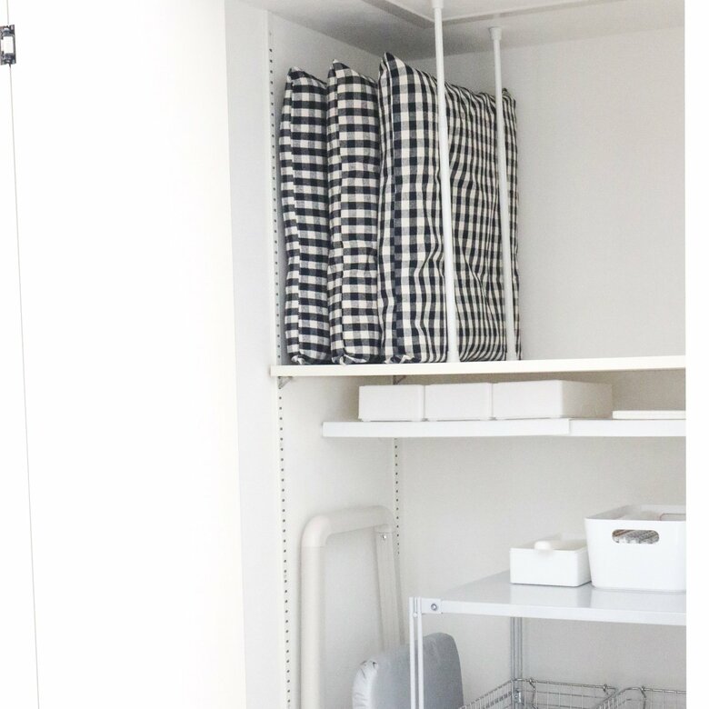 座布団を縦にしまうと省スペースに