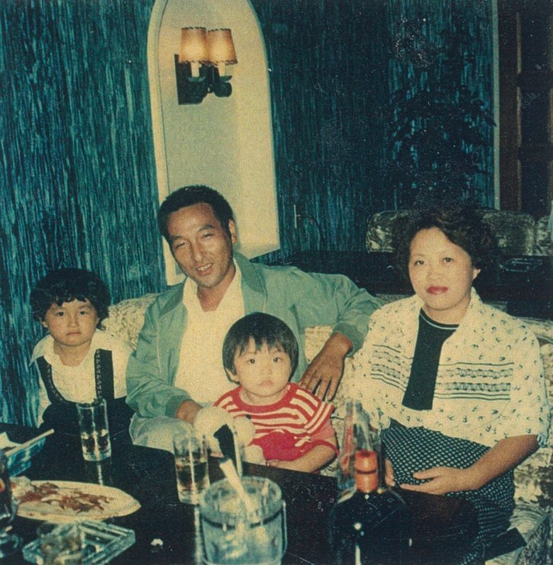 唯一の家族写真は近所のスナックでのポラロイド写真