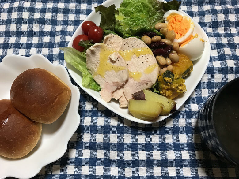 糖質オフのパン、野菜と鶏肉で栄養ばっちりの朝食