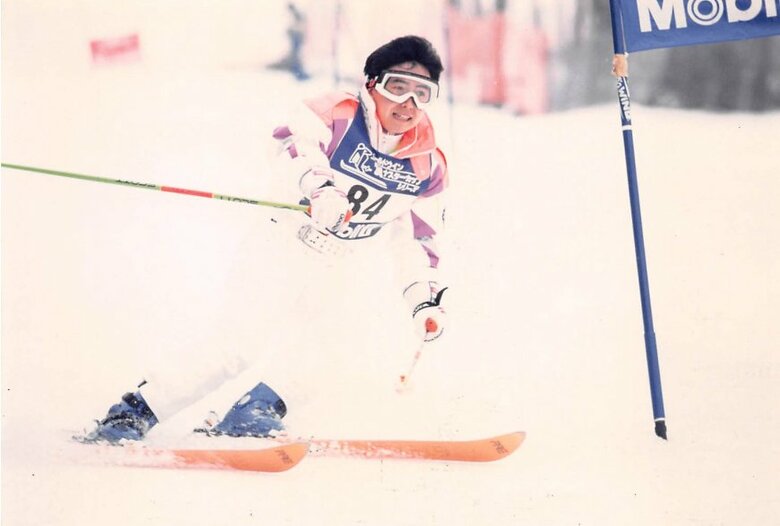 大学時代にスキーを楽しむ笠井さん