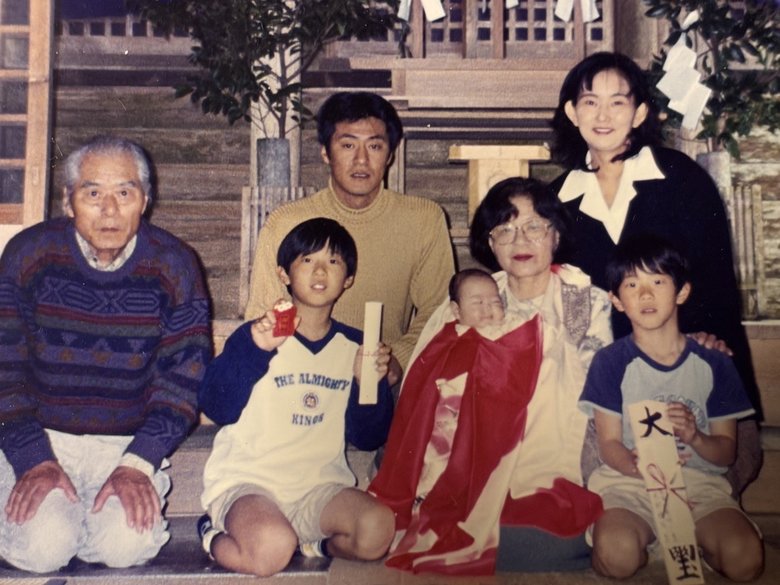 小学生のころのきむらさん（左から2番目）。10歳下の妹が生まれてまもないとき