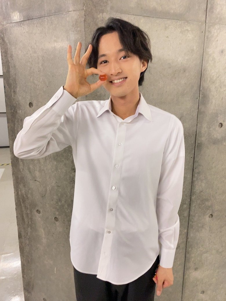 チャーミングなポーズを決める青山さん