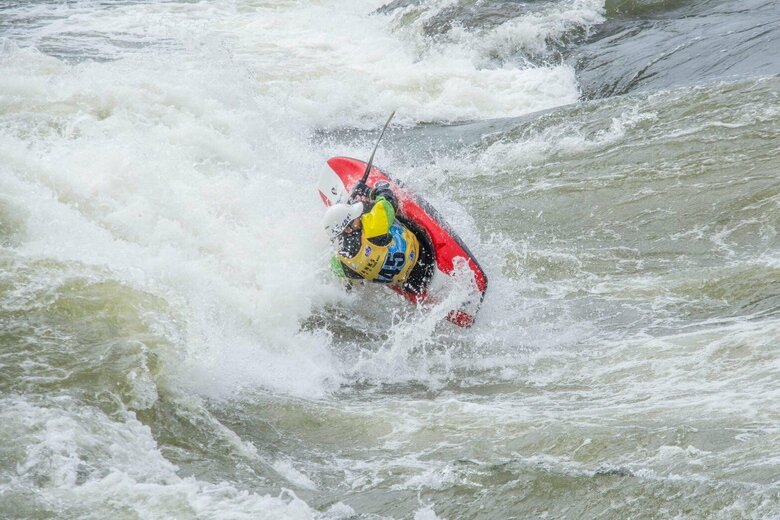 激流でのアクロバティックな技は、目を奪われるほどの迫力